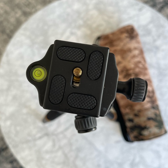 Canon Eos SL1 with case, lenses, and tripod - Picture 8 of 10